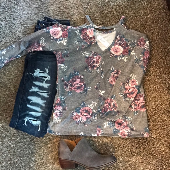 Soft Floral Cold Shoulder Top - Picture 4 of 4